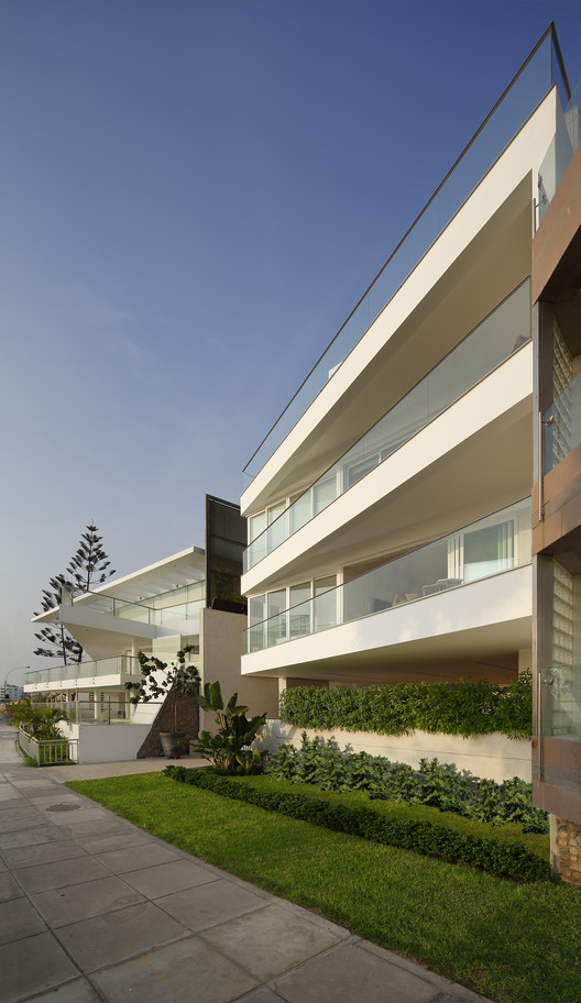 Edificio Paquidermo / Martin Dulanto - Fachada, Ventanas