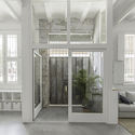Casa Taller a Sants / andrea + joan arquitectes - Ventanas, Sillas, Mesas