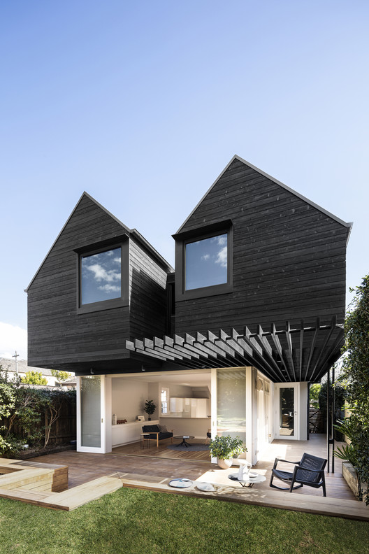 Naremburn Twin Peaks Cottage / Benn & Penna Architecture - Extension, Facade, Door, Bench