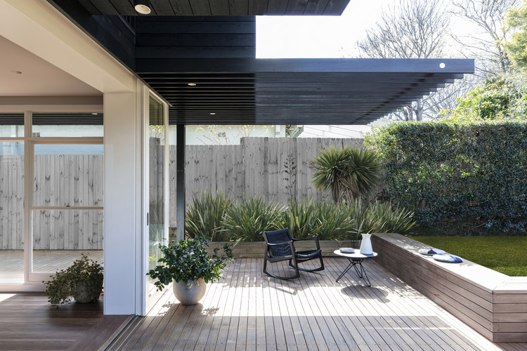 Naremburn Twin Peaks Cottage / Benn & Penna Architecture - Chair, Garden, Patio, Courtyard