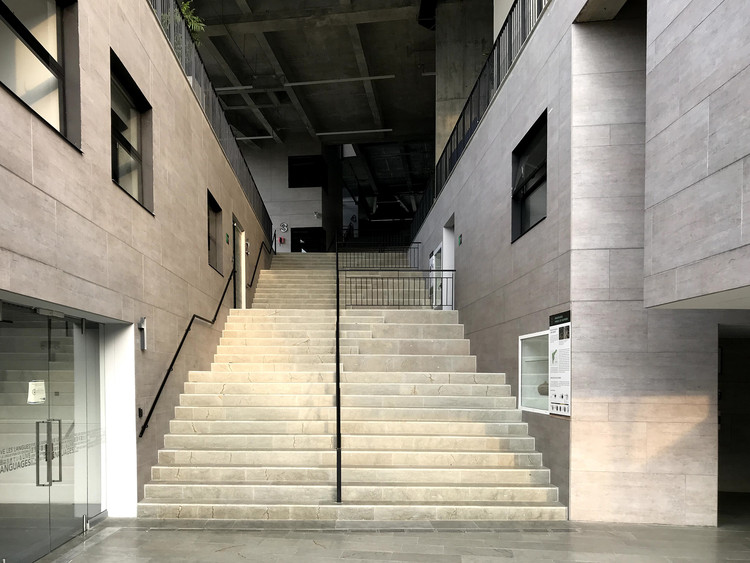 Centro de idiomas – Universidad EAFIT / JUMP Arquitectos - Escaleras, Fachada, Ventanas, Barandas