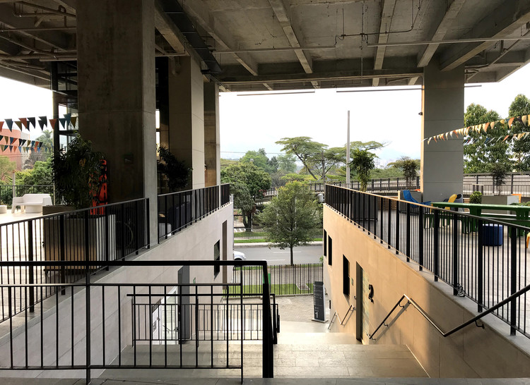 Centro de idiomas – Universidad EAFIT / JUMP Arquitectos - Cierros, Fachada, Barandas, Balcón