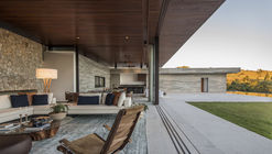 Pedras House / Hueb Ferreira Architects