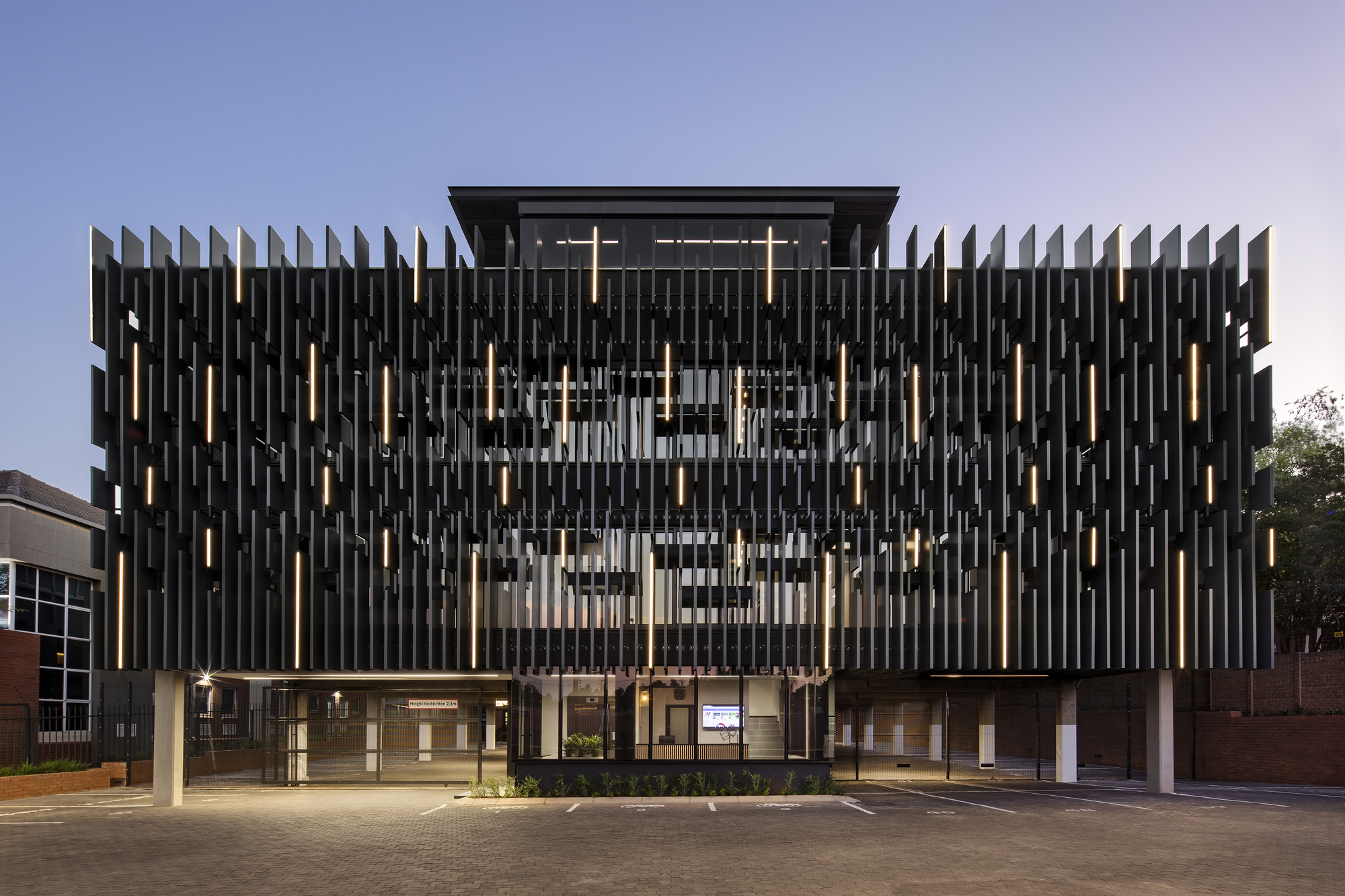 Gallery of 78 Corlett Drive Building / Daffonchio Architects 1