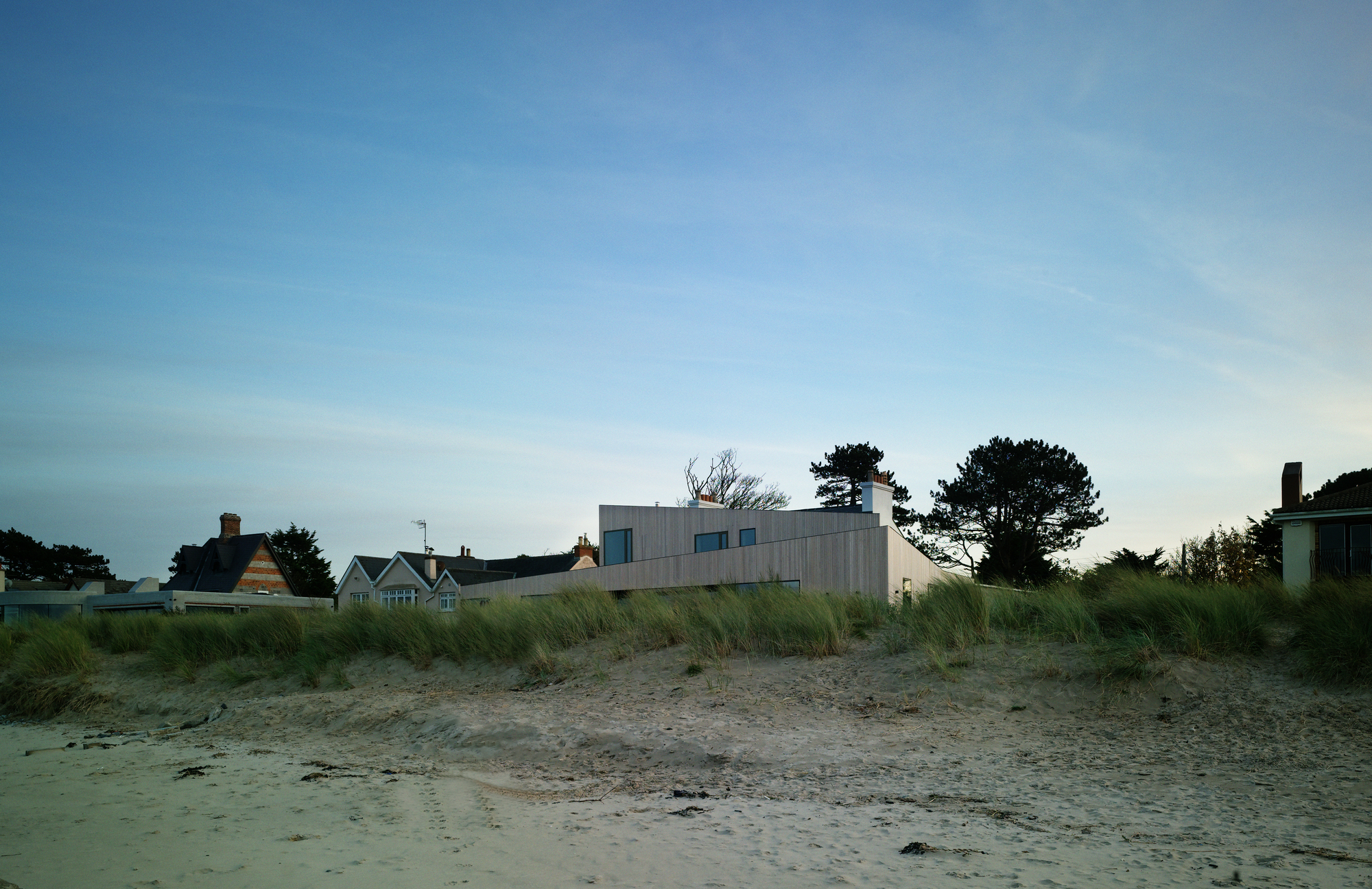 Gallery of House on Burrow Beach / Plus Architecture 7