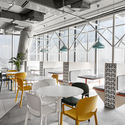 Akamai / Roy David and Architects - Interior Photography, Offices Interiors, Beam, Table, Chair