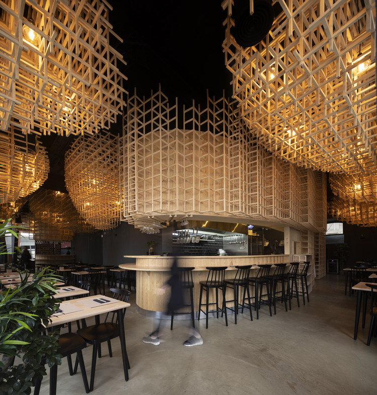 Ajitama Ramen Bistrô / JCFS Architects - Mesa, Iluminação, Cadeira