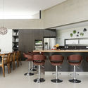 Casa Jabuticabeiras / Ricardo Ropelle Felippi Arquiteto - Mesa, Cadeira, Bancada, Iluminação