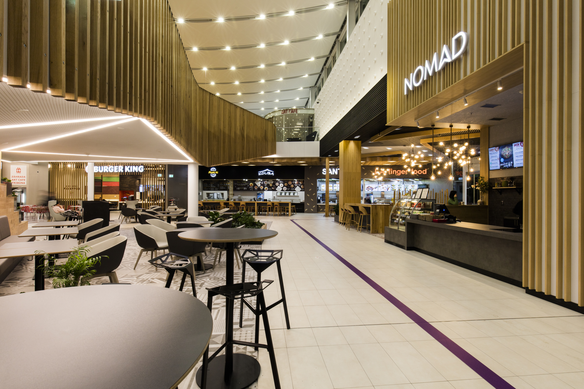 Galería de Patio de comidas Gastro Passage / Suchánek, Oficina de