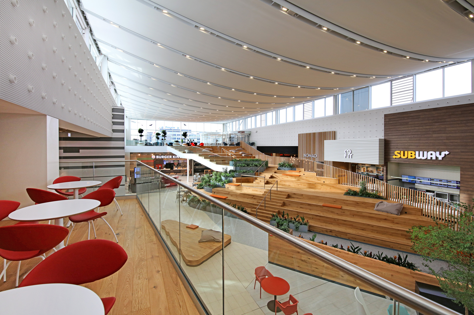 Galería de Patio de comidas Gastro Passage / Suchánek, Oficina de