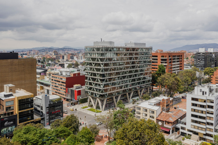 Edificio 8111 / taller de arquitectura de bogotá - Edificio De Oficinas, Fachada, Urbano