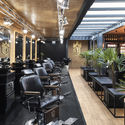 Notorious Barbearia / Studio Bloco Arquitetura - Mesa, Cadeira, Iluminação