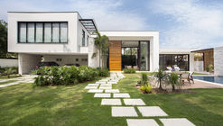 Jardim Ubá House / Amanda Miranda Arquitetura