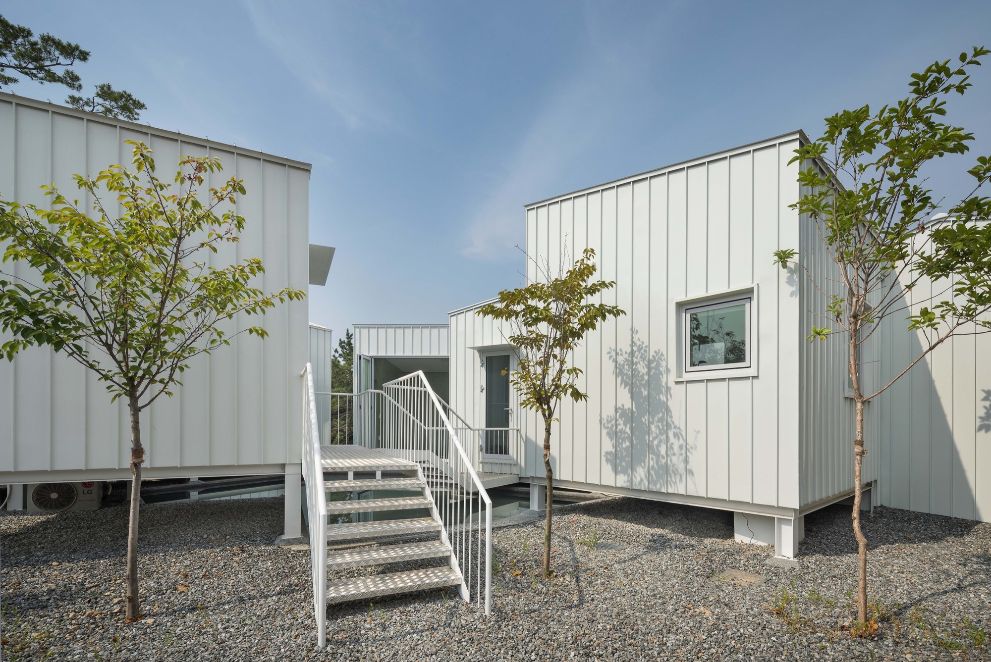 Gallery of Floating Cubes / YounghanChung Architects - 16