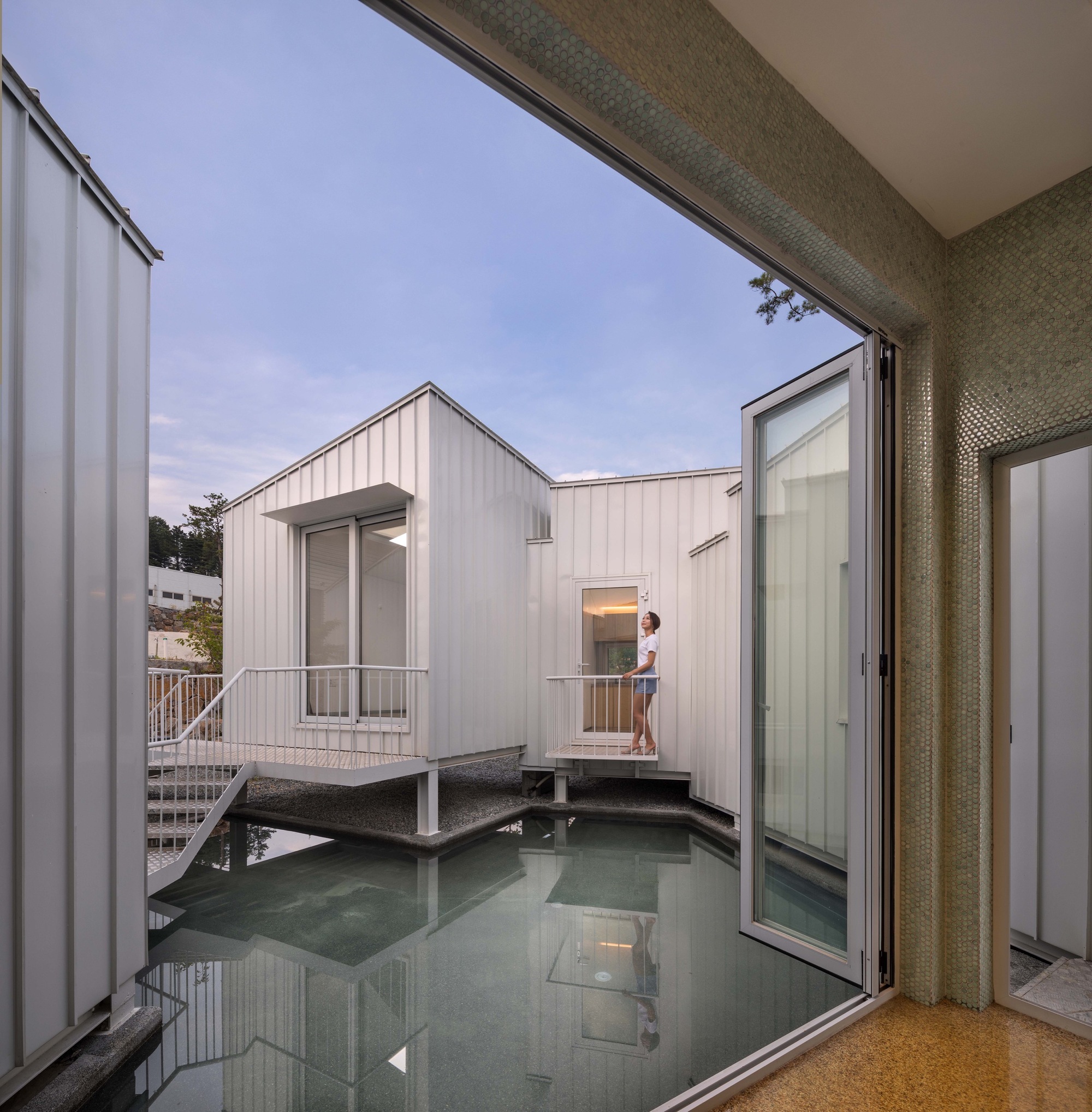 Gallery of Floating Cubes / YounghanChung Architects 18