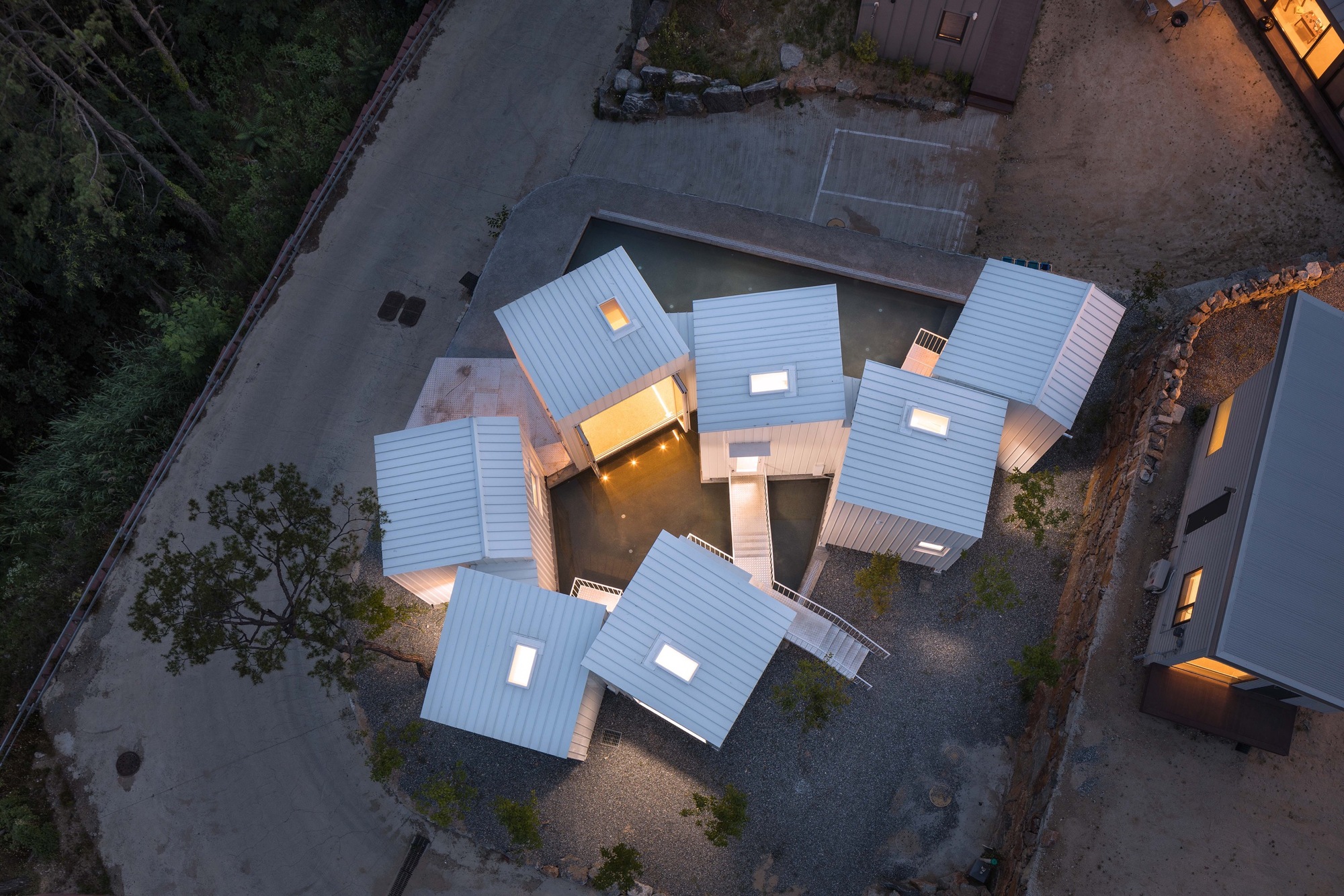 Gallery of Floating Cubes / YounghanChung Architects - 13