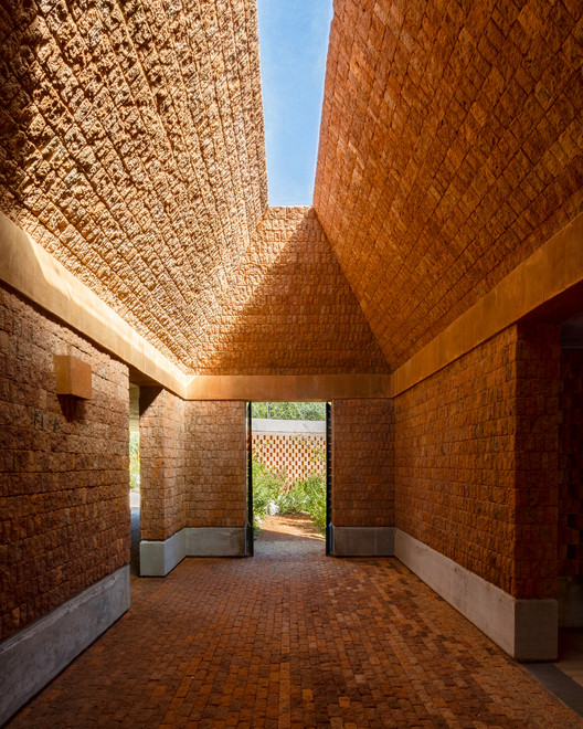 Terreno House / Fernanda Canales - Image 2 of 18