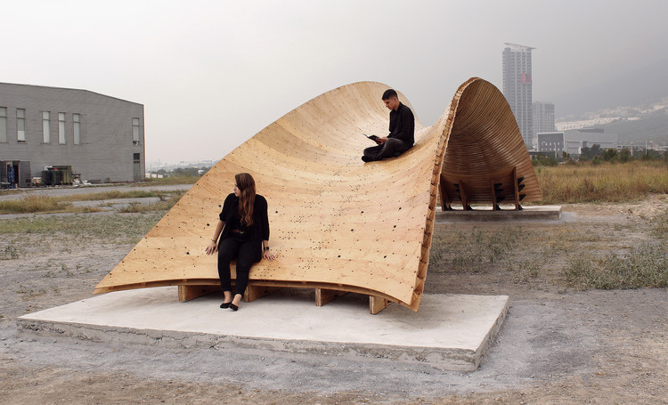 Puente sistema de flexión activa  / Centro de Estudios Superiores de Diseño de Monterrey, CEDIM - Puente Peatonal, Escaleras