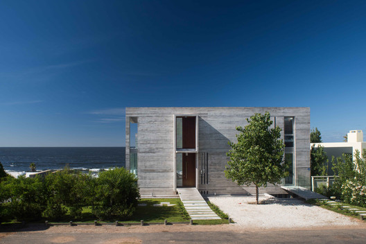 La Iluminada House / Martin Gomez Arquitectos - Image 1 of 25