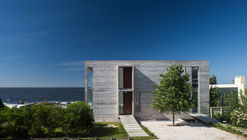 La Iluminada House / Martin Gomez Arquitectos