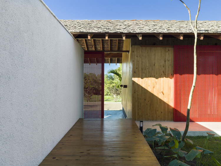 Casas brasileiras: 22 residências na praia, Casa FVB / Claudia Haguiara Arquitetura. Imagem: © Christian Maldonado