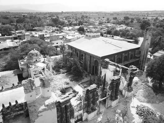 Después del 19S: una capilla contemporánea por Dellekamp / Schleich en colaboración con AGENdA - Imagen 5 de 14