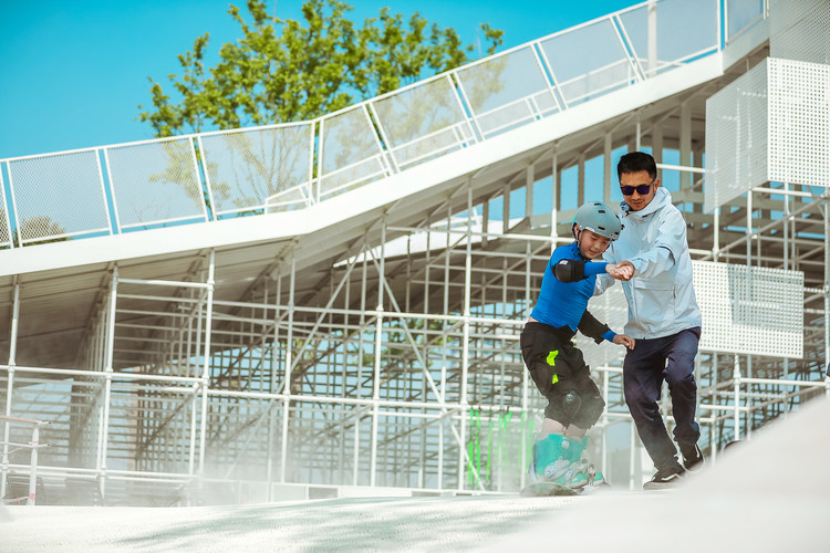 Luxelakes Eco-City Dry Ski Center / HC+2 STUDIO - Handrail