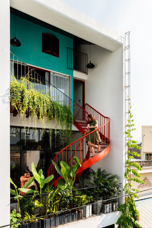 Olwen House / D1 - Windows, Facade, Handrail, Balcony