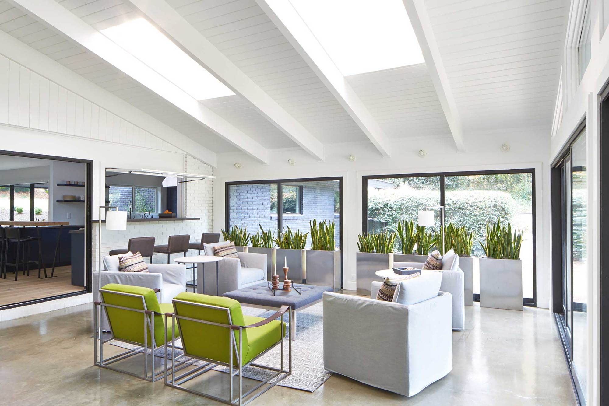 Gallery of Our Favorite Indoor-Outdoor-Inspired Homes - 6