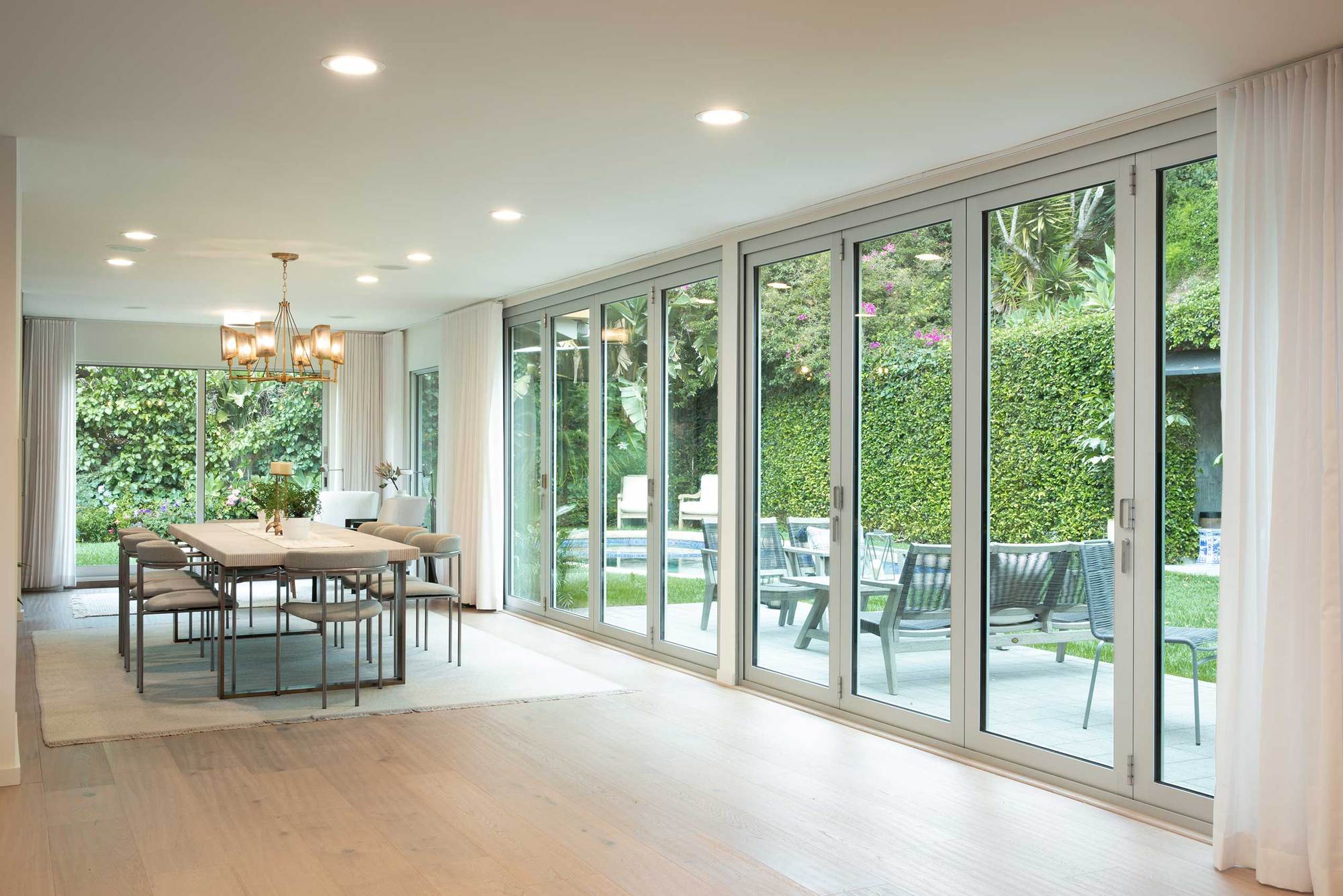 Gallery of Our Favorite Indoor-Outdoor-Inspired Homes - 12