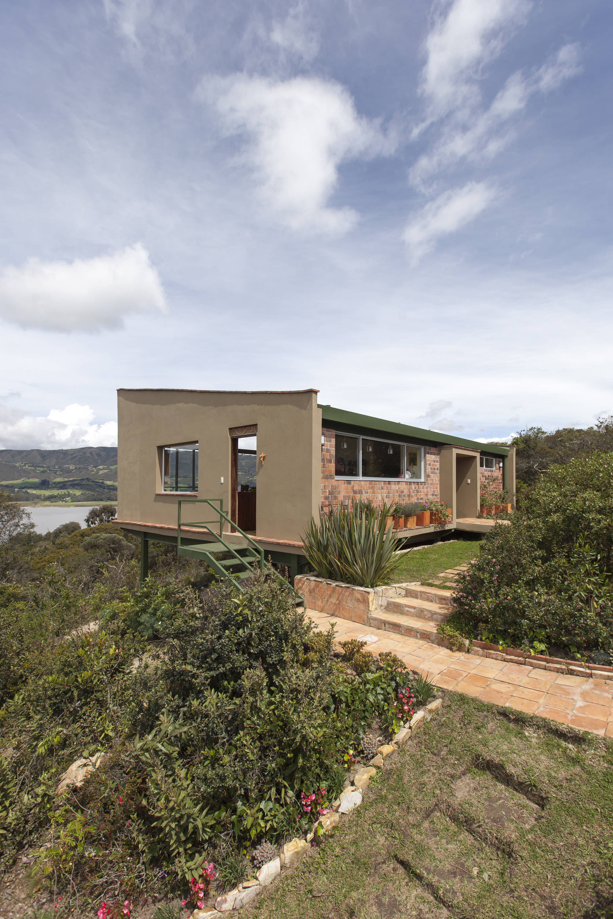 Galería de 11 casas colombianas que usan el ladrillo a la vista - 8