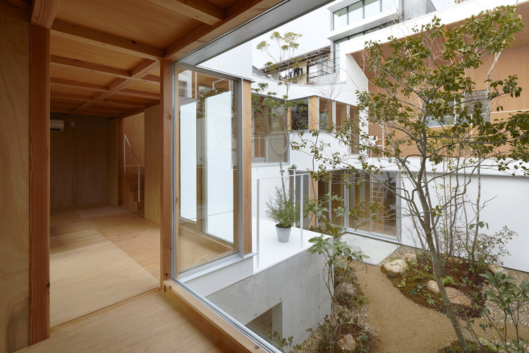 Loop Terrace House / Tomohiro Hata Architect and Associates - Windows, Facade, Beam