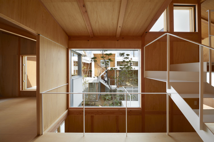 Loop Terrace House / Tomohiro Hata Architect and Associates - Door, Windows, Facade, Beam