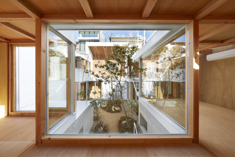 Loop Terrace House / Tomohiro Hata Architect and Associates - Windows, Facade