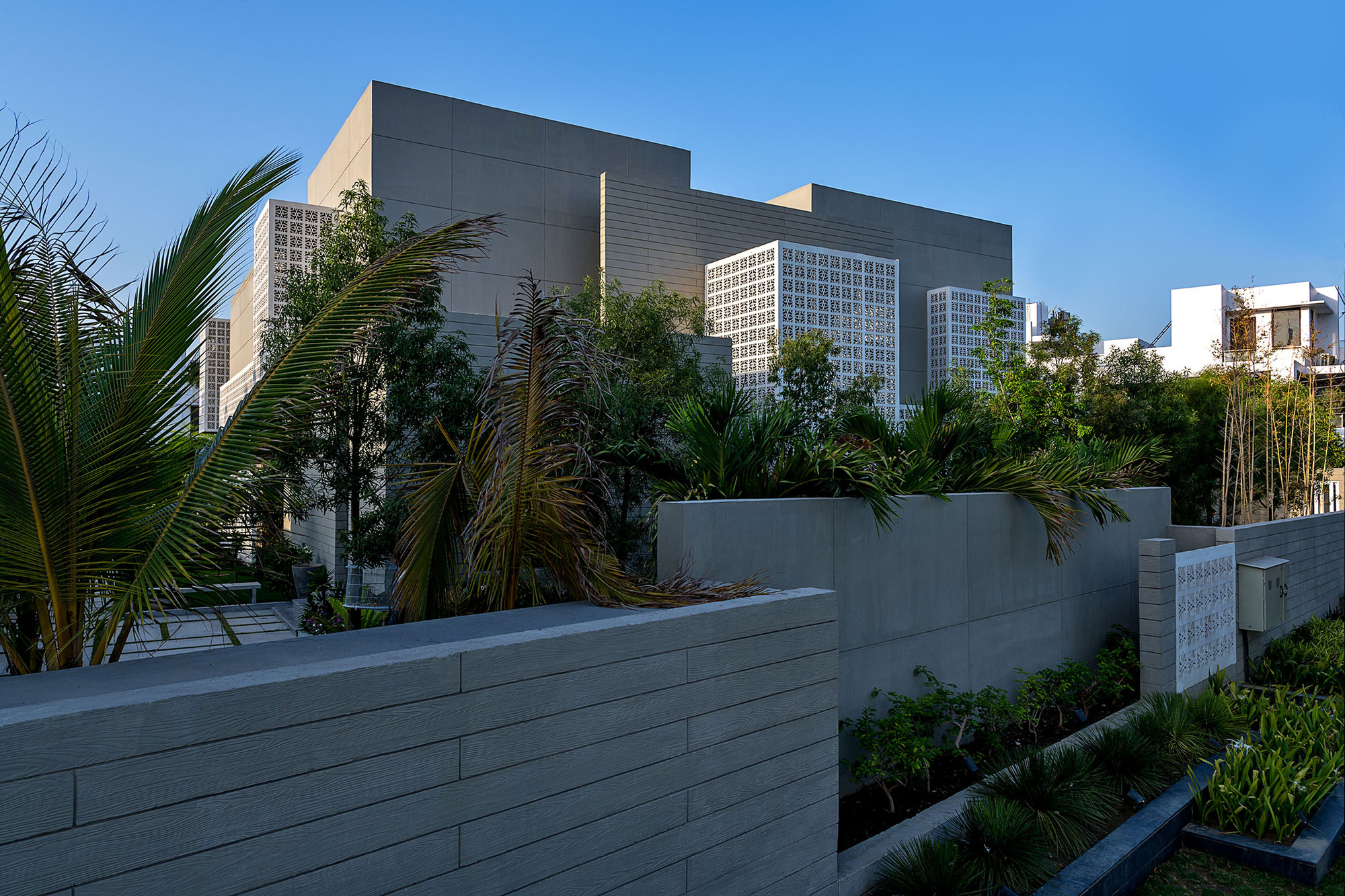 Gallery of 18 Screens House / Sanjay Puri Architects 12