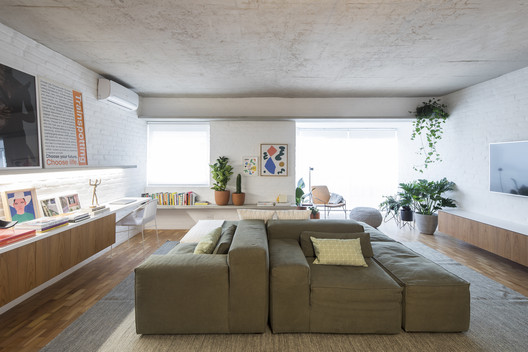 Apartamento VCH / David Ito Arquitetura - Sofá, Prateleira, Janela