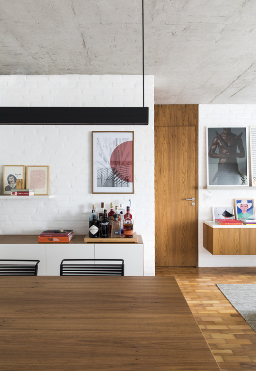 Apartamento VCH / David Ito Arquitetura - Mesa, Viga