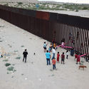 Un manifiesto sobre el muro fronterizo entre Estados Unidos y México - Image 2 of 4