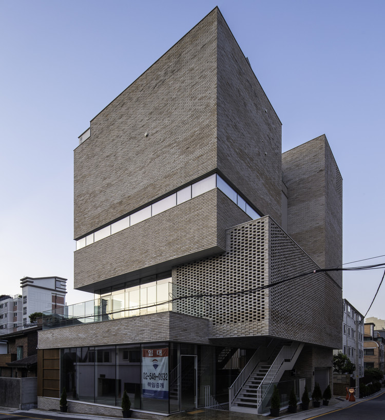 https://images.adsttc.com/media/images/5d48/862a/284d/d191/f900/010c/newsletter/01_the_front_view_of_a_building_(1).jpg