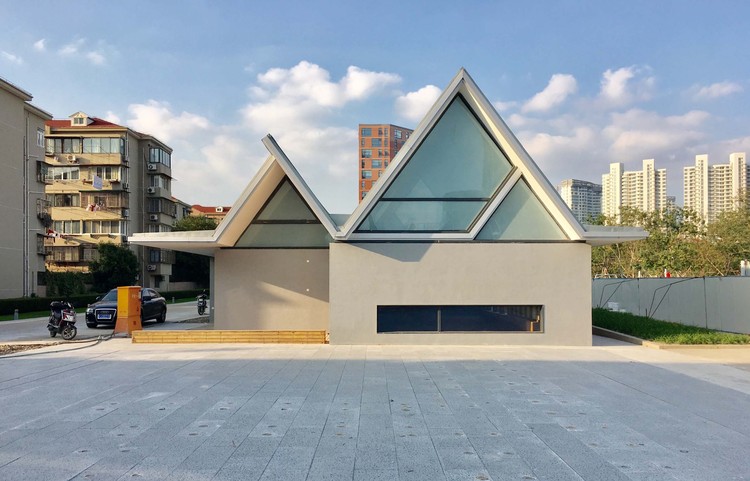 view from fountain plaza to restaurant. Image © Shengliang Su