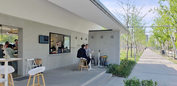 grey space of the coffee shop. Image © Xiaofeng Zhu