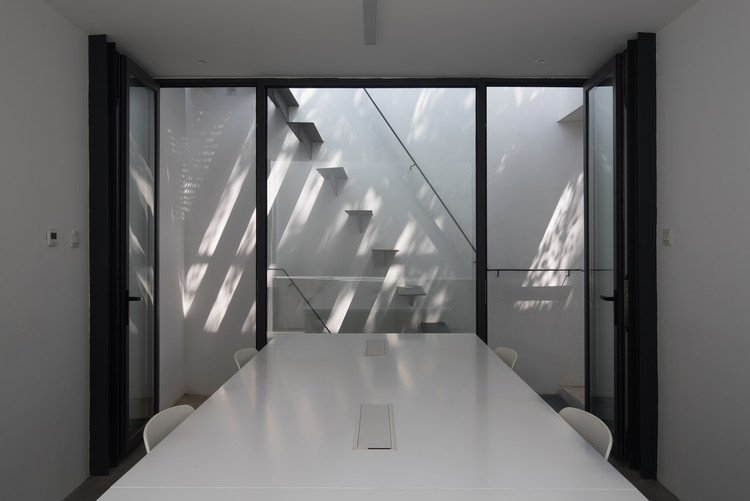 Tree Courtyard / Atelier Jian - Table, Chair, Glass, Windows