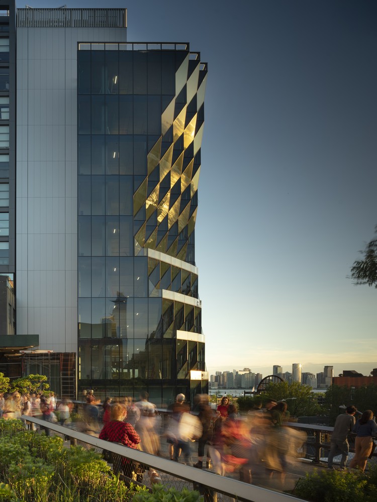 https://images.adsttc.com/media/images/5d52/8095/284d/d1c0/e100/02c5/newsletter/Solar_Carve_(40_Tenth_Ave)_%C2%A9Nic_Lehoux_from_High_Line.jpg
