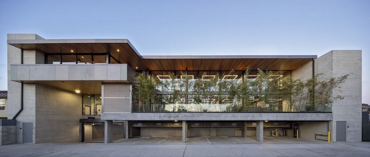 C3 Bank Headquarters / Brett Farrow Architect - Facade