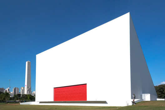 Oscar Niemeyer Theater, in Ibirapuera Park. Image © Manuel Sá