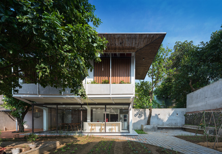 Stacking-Roof House / AD+studio - Stairs, Facade, Windows, Courtyard