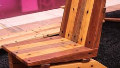 Exposição mostra mobiliário feito com madeira reciclada de postes elétricos