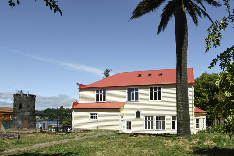 Heritage homes are transformed into public-use student spaces in Valdivia - Image 7 of 8