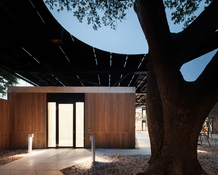 Austrian Embassy Bangkok / HOLODECK architects - More Images