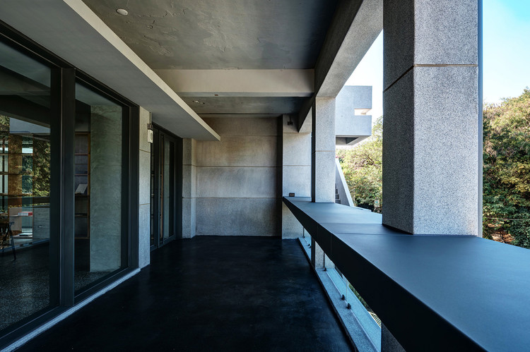 3FL lounge terrace beside mountain. Image © Alien Art, Yaman Shao
